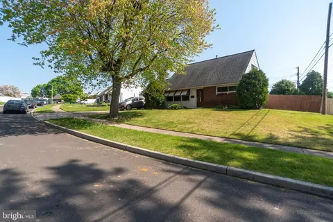 6 Valor Ln, Levittown, PA 19054