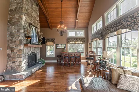 Living - 2709 Dillon Dr, Jamison, PA 18929 photo 6 of 9