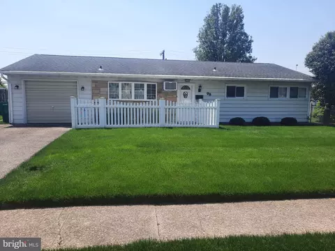 98 Indian Creek Dr, Levittown, PA 19057