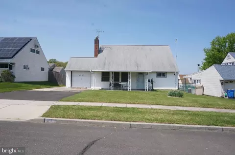 37 Vicar Ln, Levittown, PA 19054