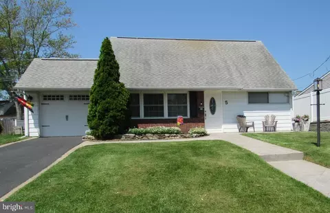 5 Vicar Ln, Levittown, PA 19054