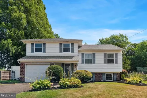 1233 Barness Dr, Warminster, PA 18974