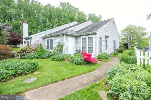 286 Woods Edge Pl, Langhorne, PA 19047