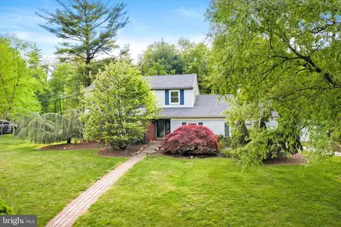 27 Delaware Rim Dr, Yardley, PA 19067