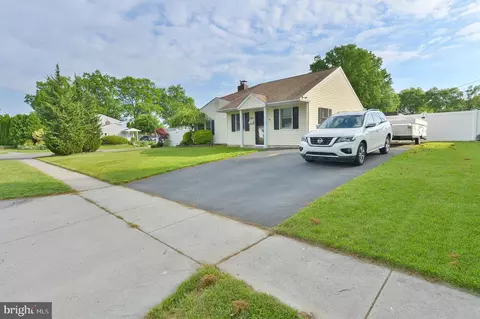 297 Thornridge Dr, Levittown, PA 19054
