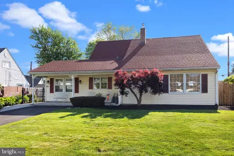 32 Needlepine Ln, Levittown, PA 19054