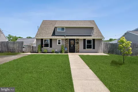 10 Greenbrier Rd, Levittown, PA 19057
