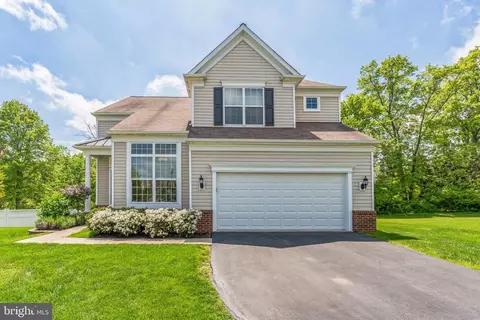 318 W Armstrong Dr, Fountainville, PA 18923