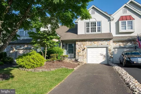 13 Holly Cir, Newtown, PA 18940