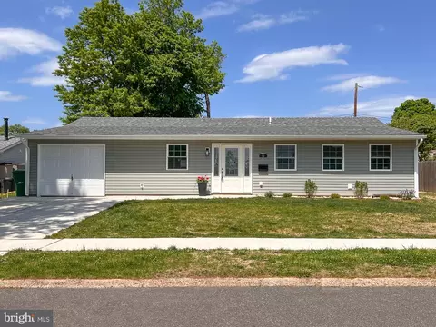 11 Sweetbriar Ln, Levittown, PA 19055