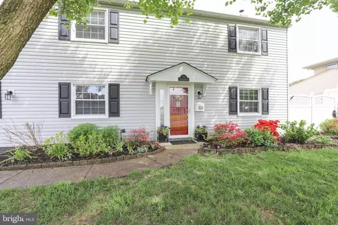 7 Tinder Rd, Levittown, PA 19056