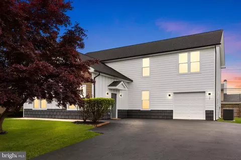 27 Leisure Ln, Levittown, PA 19054