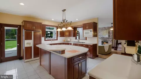 22 Cherry Ln, Doylestown, PA 18901 photo 3