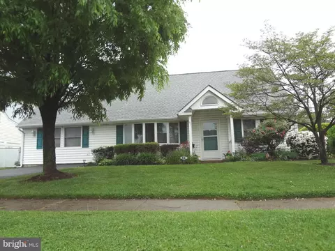 91 Cardinal Rd, Levittown, PA 19057