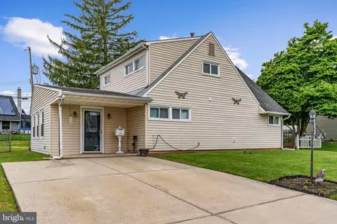 57 Red Maple Ln, Levittown, PA 19055