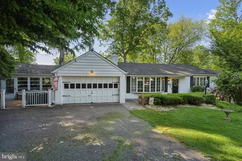 11 Indian Path Ln, Feasterville Trevose, PA 19053