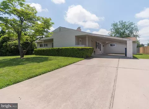11 Field Ln, Levittown, PA 19055