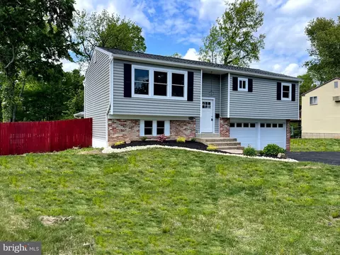 972 Log College Dr, Warminster, PA 18974