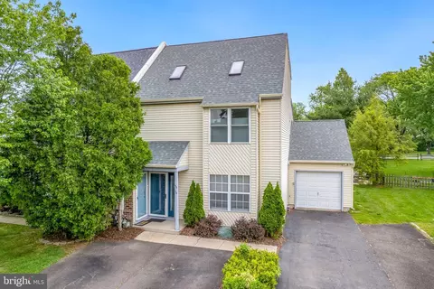58 Sandybrook Dr, Langhorne, PA 19047