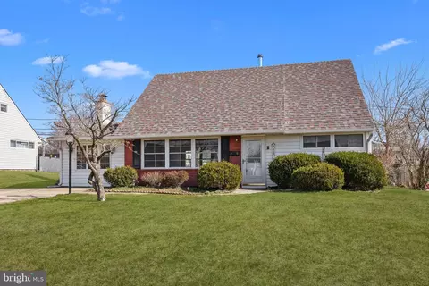 30 Conifer Rd, Levittown, PA 19057
