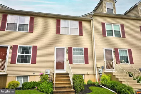 3 Carriage Knoll Ct, Langhorne, PA 19047
