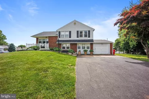 772 Overlook Dr, Warminster, PA 18974