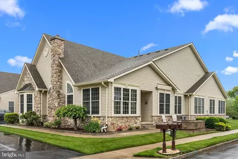 240 Sugarberry Ln, Langhorne, PA 19047