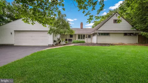 57 Spicebush Rd, Levittown, PA 19056