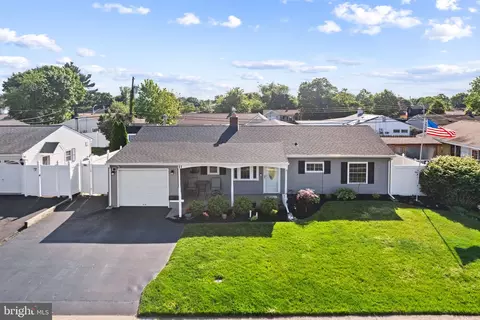 11 Peachtree Ln, Levittown, PA 19054