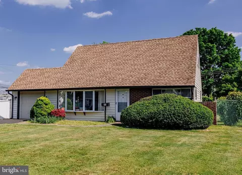 12 Vase Ln, Levittown, PA 19054