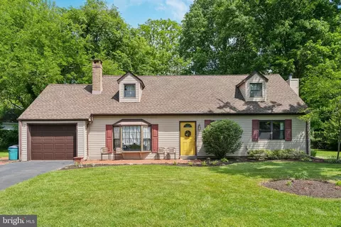 402 Robin Cir, Langhorne, PA 19047