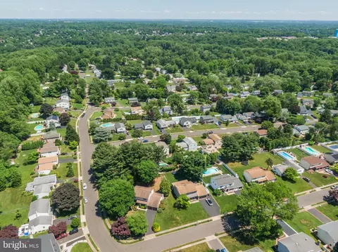 700 Hunter Dr, Feasterville Trevose, PA 19053