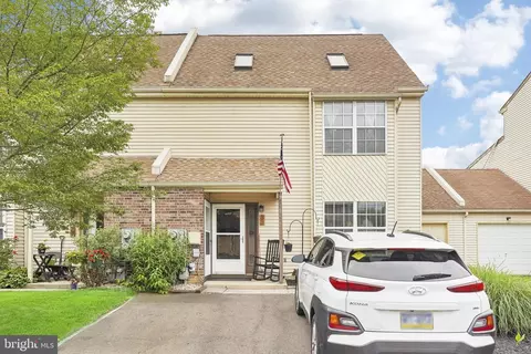 35 Bellaire Dr, Langhorne, PA 19047
