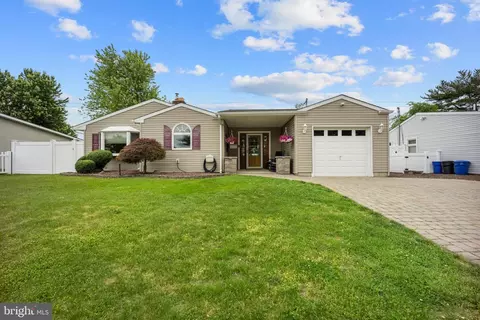 45 Pinewood Dr, Levittown, PA 19054