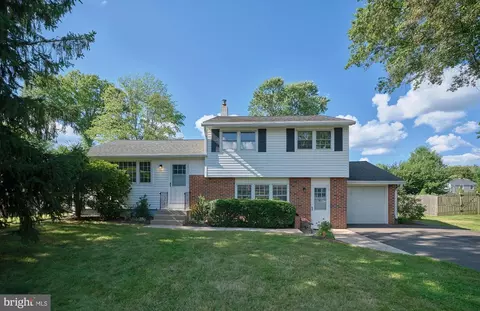16 Richie Ln, Yardley, PA 19067