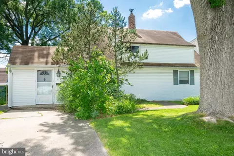 43 Geranium Rd, Levittown, PA 19057