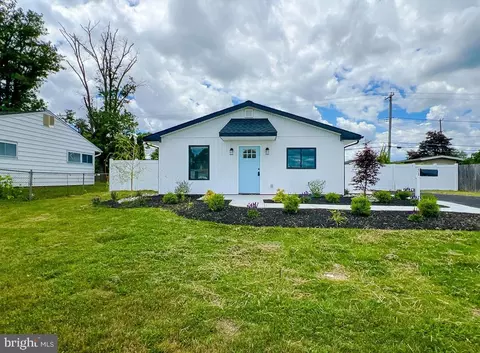 31 Pinewood Dr, Levittown, PA 19054