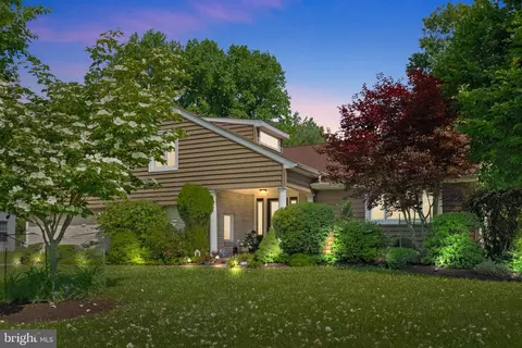 22 Wooden Bridge Ct, Southampton, PA 18966