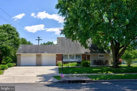 2 Cameo Rd, Levittown, PA 19057
