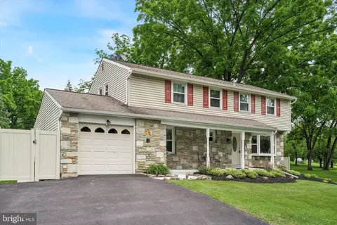 8 Frog Hollow Rd, Churchville, PA 18966