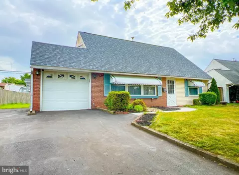 88 Kraft Ln, Levittown, PA 19055