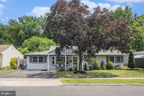 526 Parkway Dr, Fairless Hills, PA 19030