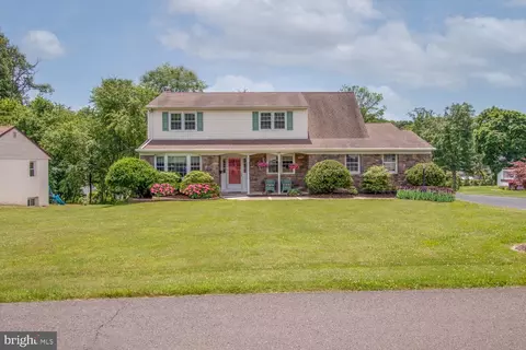 927 E Maple Dr, Southampton, PA 18966