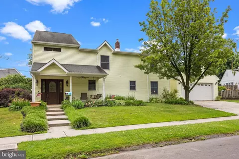 1 Redbrook Ln, Levittown, PA 19055