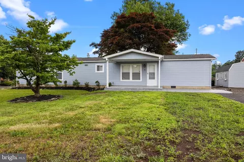 1 James St, Levittown, PA 19057