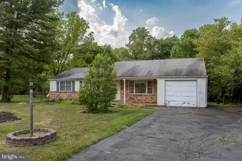 21 Neshaminy Dr, Ivyland, PA 18974
