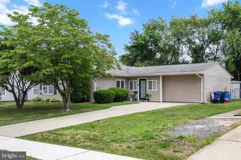 265 Pinewood Dr, Levittown, PA 19054