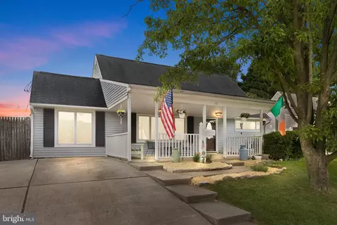 10 Kindle Ln, Levittown, PA 19055