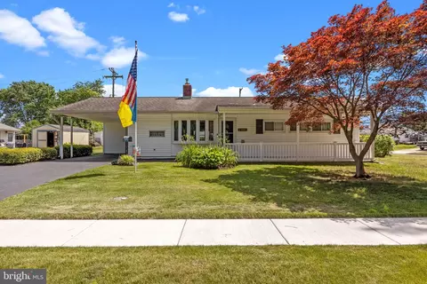 210 Pinewood Dr, Levittown, PA 19054