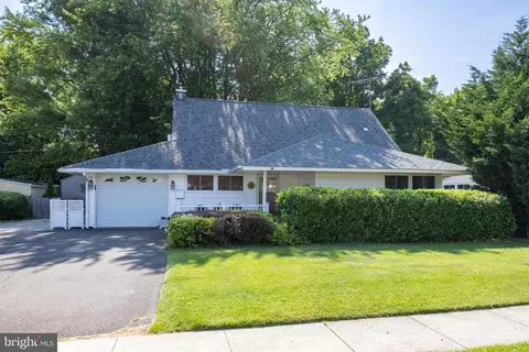 16 Hollow Rd, Levittown, PA 19056